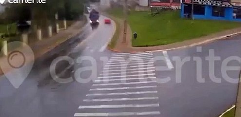 Video: Delivery se salvó de morir atropellado, se bajó de su moto tras ver un camión de alto tonelaje