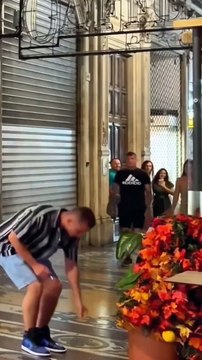 Don't touch my money #reelsvideo #reel #reelscomédien#reelsfunny#fyp #fun #funny#reel #reelsvideo #viral #failvideos #funnyvideos #laugh #bushman #france #prank