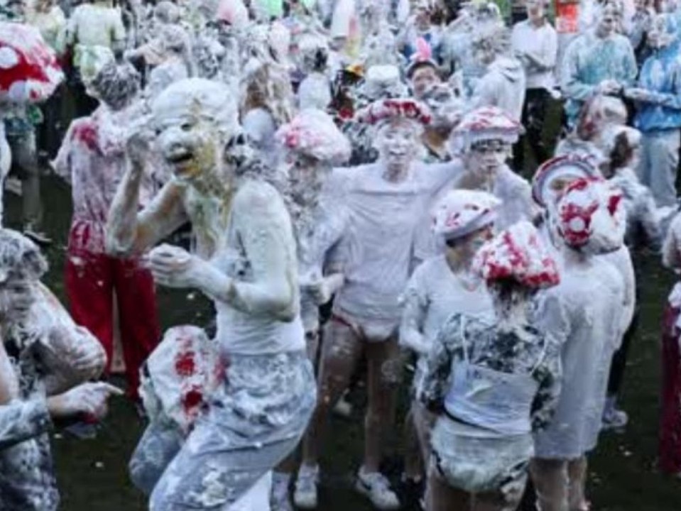 Schaumiger Semesterstart: Hunderte Studenten mit Rasierschaum bedeckt