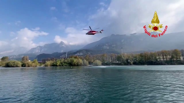Lecco, alluvionati da soccorrere: i vigili del fuoco si addestrano nel lago di Garlate