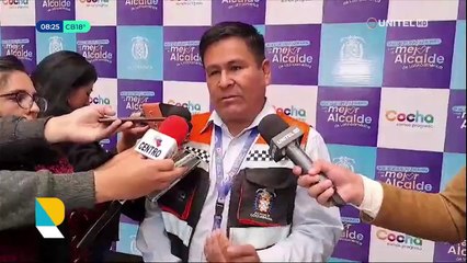 Con maquinaria pesada, la Policía desbloquea una vía del punto instalado en Vinto