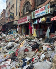 बीबीएमपी कर्मचारियों ने सडक़ पर जमा किया कचरा