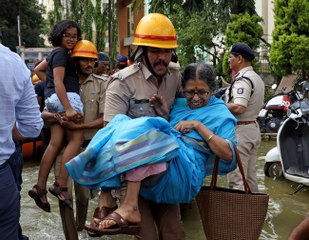 बारिश के कारण बेंगलूरु के यलहंका इलाके में बाढ़ जैसे हालात