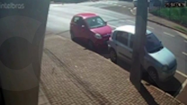 Câmera flagra colisão entre carros na Rua Antonina