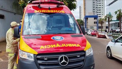 Bombeiros atendem vítima de acidente na Rua São Paulo, no Centro