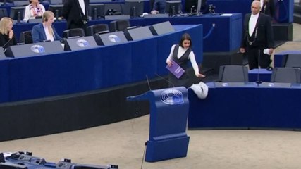 Irene Montero obligada a quitarse el pañuelo palestino en la Eurocámara