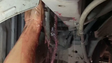 Father steps in to help daughter fix her van’s a/c issue after bad experience with mechanic