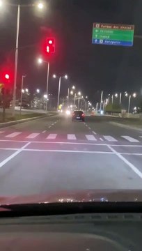 FLAGRANTE: Motorista anda com carro em zigue-zague na Orla de Salvador, sobe em calçada e bate em placa