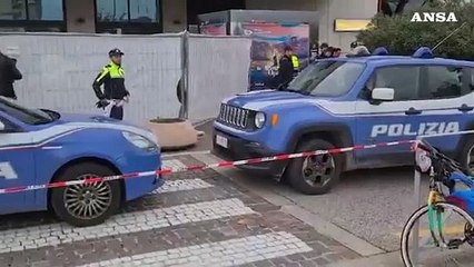 Aggredisce agenti con un coltello, ucciso da tre colpi di pistola al petto