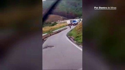 Carreta bitrem é flagrada na contramão da BR-381, em Caeté