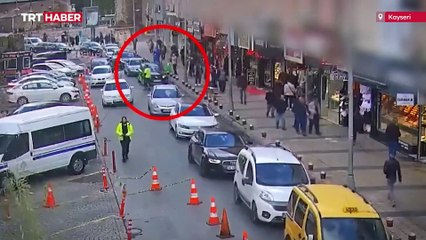 Vatandaşın çelmesi polisten kaçan şüpheliyi tepetaklak etti