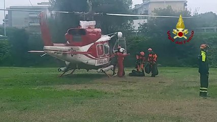 I sommozzatori dei vigili del fuoco in azione per le ricerche a Bolsena