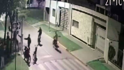 Video impactante: más de 100 motoqueros atacaron brutalmente a un joven para robarle