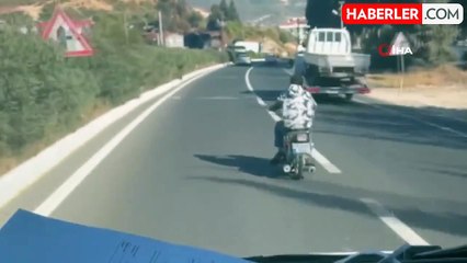 Kasksız Motosiklet Sürücüsünün Tehlikeli Sürüşü Kamerada