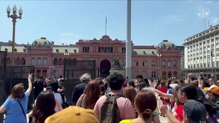 Download Video: La fuerzas de Seguridad comenzaron a vallar el perímetro de la Casa Rosada