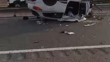 El Mercedes del kamikaze ha destrozado el Renault Kadjar, de color blanco, en el que viajaba el diputado Miguel Ortega,