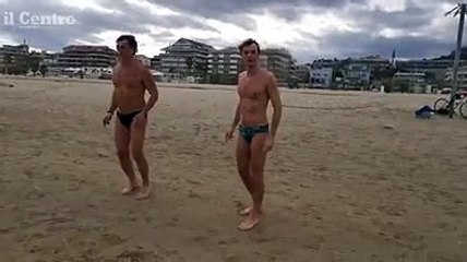 Gli auguri con il tuffo in mare, malgrado freddo e vento
