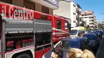 Garage e auto a fuoco, la colonna di fumo si alza da via Ronchi