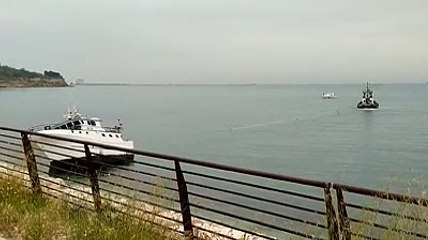 Tutti in salvo sul peschereccio incagliato