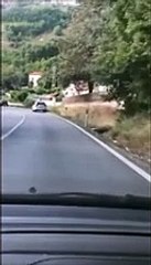 "Oddio, oddio, questo la curva non la fa": le grida di spavento dietro l'auto impazzita