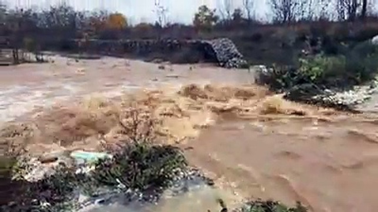 Letto di fiume in secca si trasforma in un torrente impetuoso