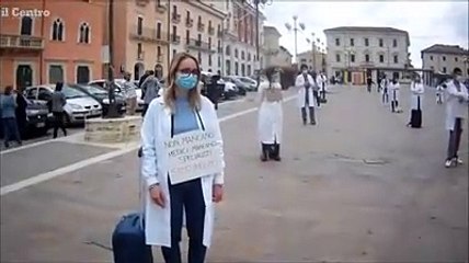 La protesta dei giovani medici a L'Aquila e Teramo: "I nostri camici ormai sono diventati grigi"