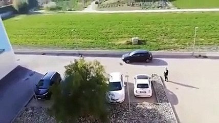 Bastonate all'auto sotto casa, la vicina piange e chiede anche scusa per farlo smettere