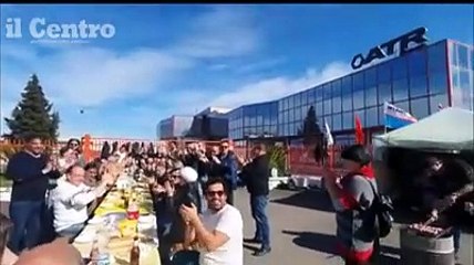 Pasta e arrosticini, la tavolata solidale dei lavoratori Atr