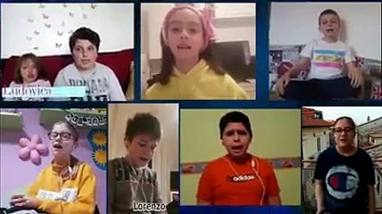 Ciotole e forchette come strumenti musicali, il coro in casa dei bambini