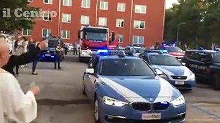 Benedizione per le auto delle forze dell'ordine