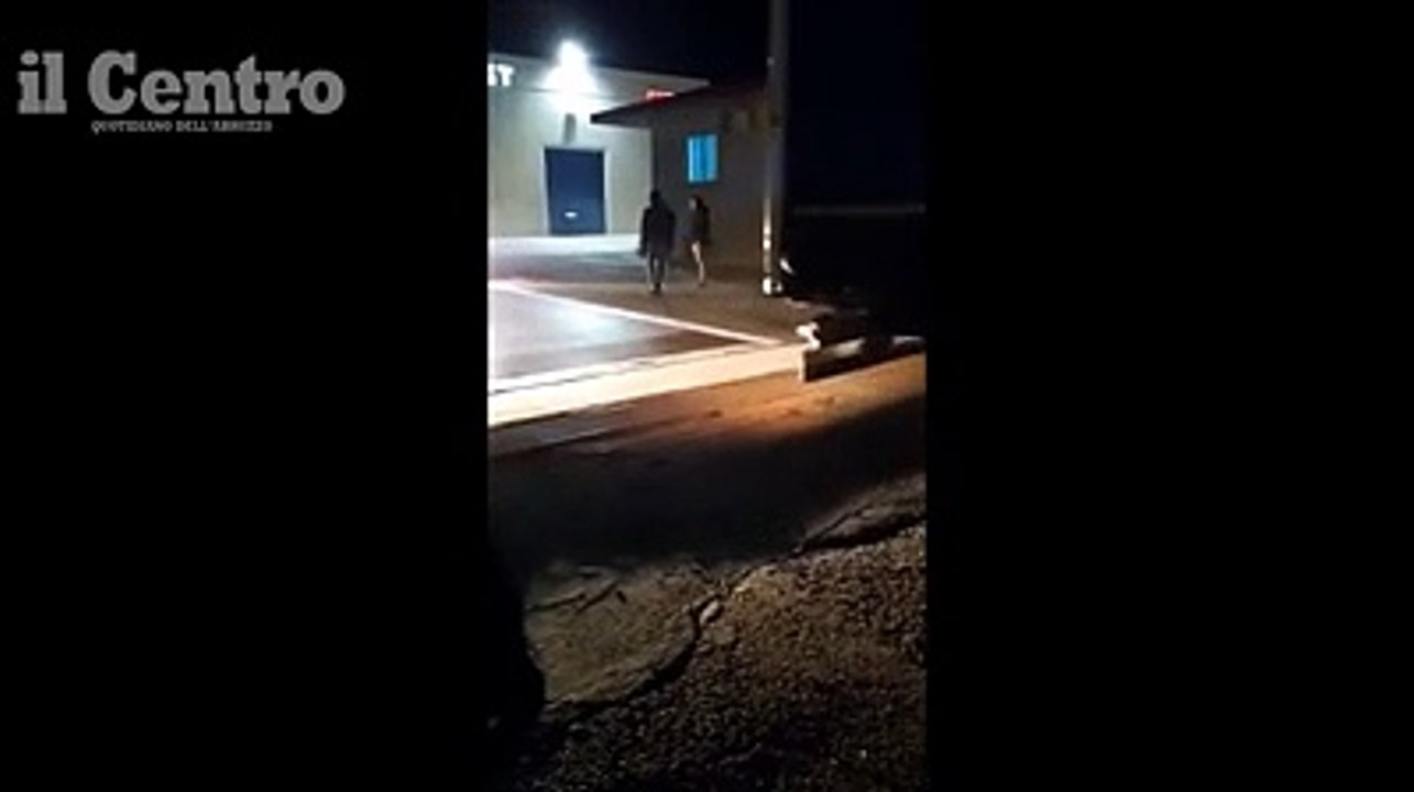 Blitz della polizia alla Faist, ai dipendenti non resta che riprenderlo con il telefonino