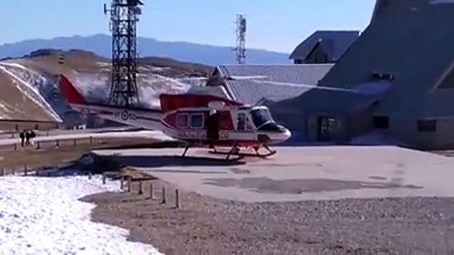 Sciatori bloccati, l'elicottero dei vigili del fuoco a Campo Imperatore con poca neve