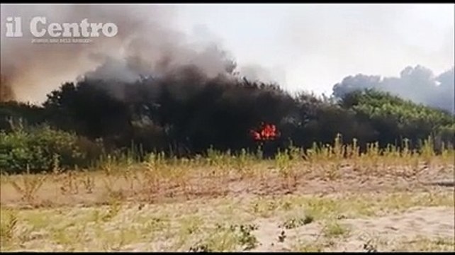 Ortona, fiamme a pochi passi dal mare