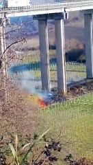 Fiamme e fumo attorno a un viadotto dell'A14