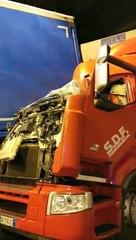 L'incidente fra Tir sull'autostrada, la motrice ? distrutta dal rimorchio