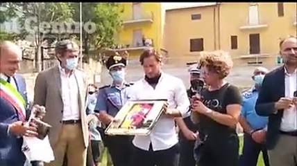 Totti preso in contropiede: "Il Castello uguale al Colosseo? Beh, s?, so' quasi uguali". E ride