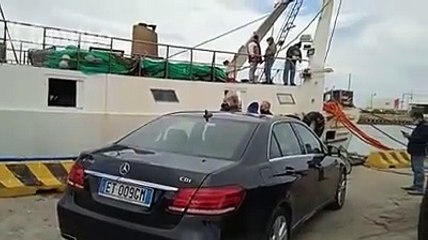 Suono di sirene in porto per i pescatori siciliani