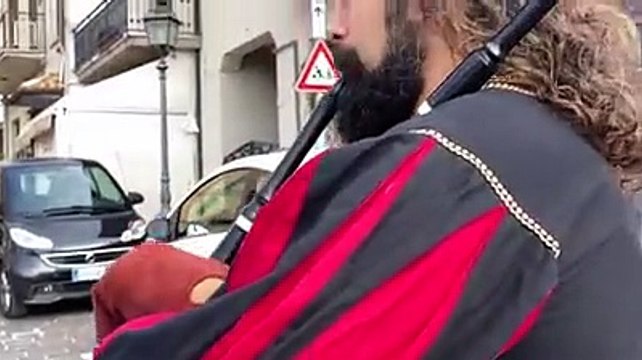 Far sorridere e suscitare emozioni al tempo del Covid, l'iniziativa di tre fratelli circensi fa anche commuovere