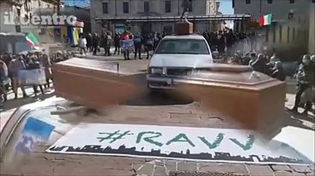 Protesta con la bara in piazza, ? quella dei ristoratori e dei baristi chiusi