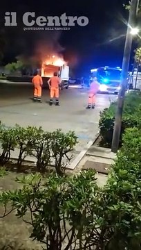 Il camion dei rifiuti va a fuoco a causa dei razzi scaduti gettati nei cassonetti