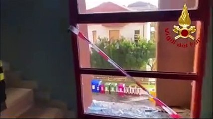 Finestre infrante e calcinaci: i danni della bomba nel palazzo di sette piani