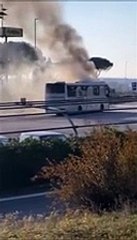 Descargar video: Il pullman ? in fiamme, i passeggeri sono gi? stati messi in salvo dall'autista