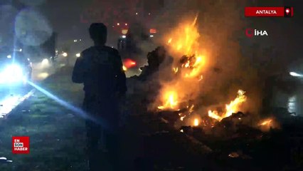 Antalya'da geri dönüşüm kamyonundaki atıklar alev aldı