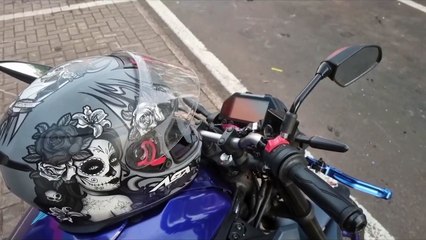 Condutora de moto fica ferida em acidente na Avenida Brasil