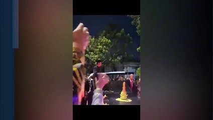 Momen Jokowi Pulang ke Solo Sambil Bagi-Bagi Kaos