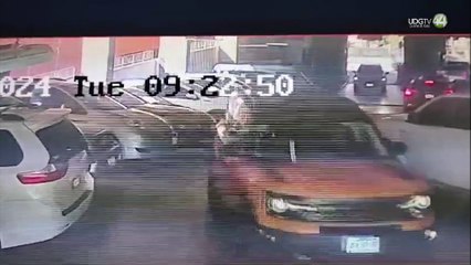 Mujer se salva al caer con su vehículo de un piso de un estacionamiento