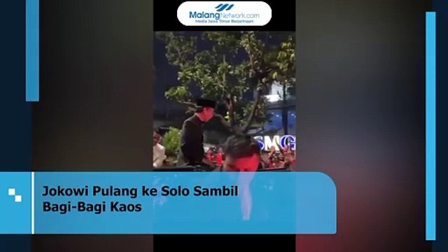 Jokowi Pulang Ke Solo Sambil Bagi-bagi Kaos Ke Warga