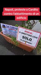 Napoli, proteste a Cardito contro l'abbattimento di un edificio.