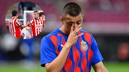 Chivas: Piojo Alvarado se lesiona y es atendido por el cuerpo médico en el banquillo
