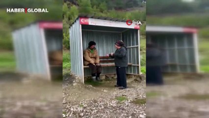 Kadın tır şoföründen 24 yıldır yol kenarında sevdiğini bekleyen Âşık Ecevit'e kulübe hediyesi